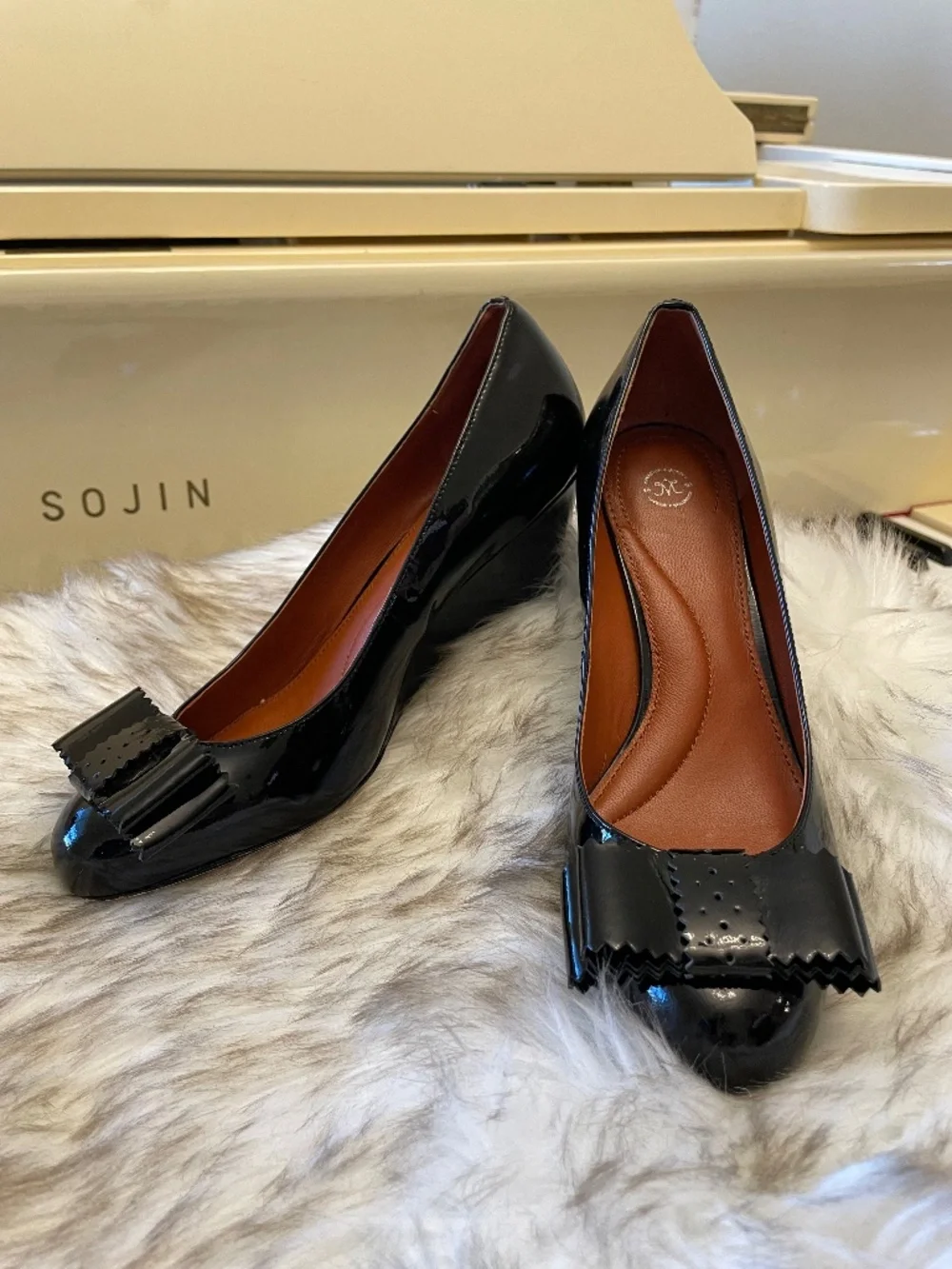 Johnston & Murphy Black Patent Leather Bow Pumps – Size 6M